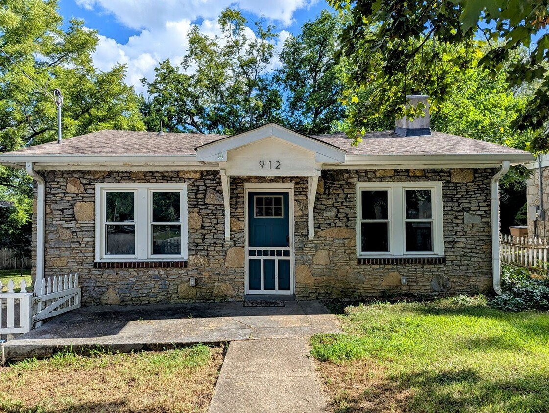 Foto principal - Awesome East Nashville Stone Cottage in gr...