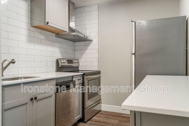 Foto del edificio - 2618 E 8th St