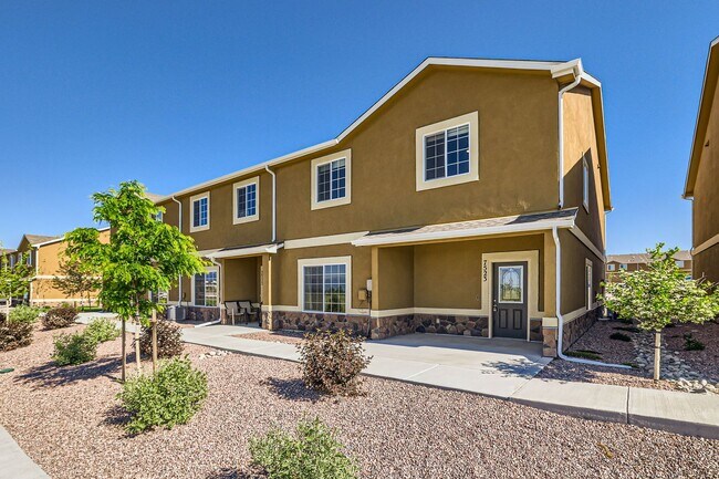 Building Photo - 3 bedroom townhome on north side, attached...