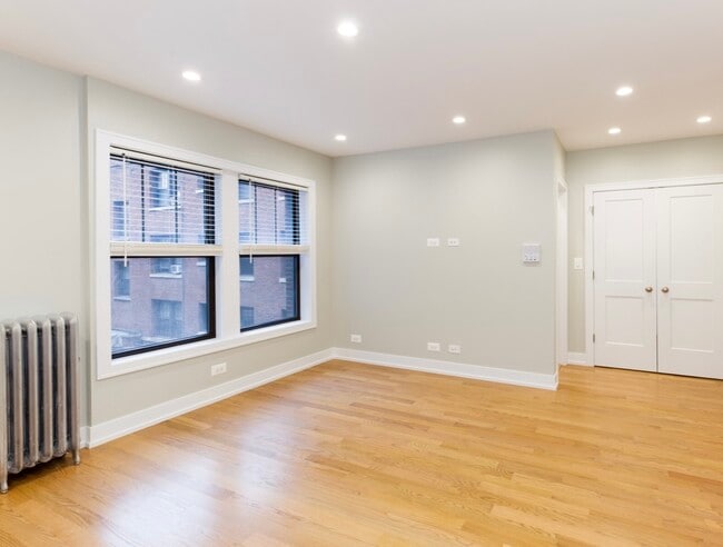 Building Photo - 561 W Cornelia Ave
