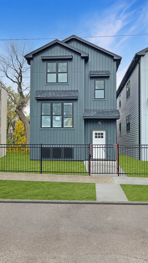 Primary Photo - 6418 S Champlain Ave