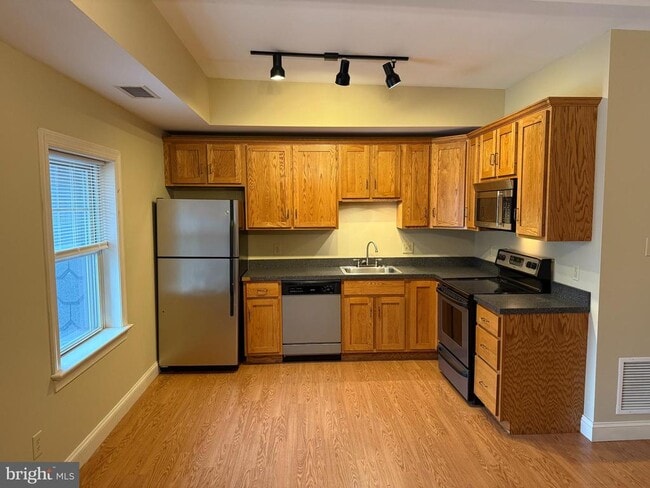 Building Photo - 101 King St