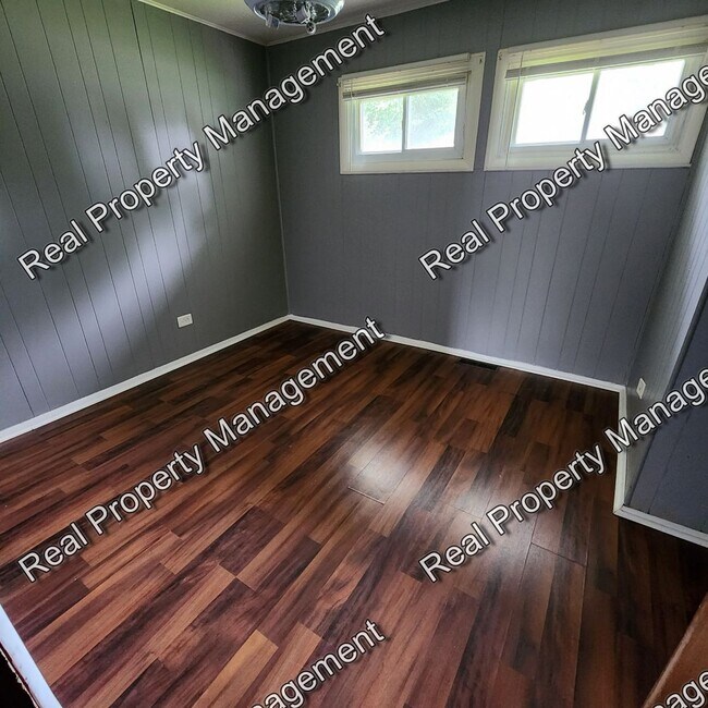 Foto del edificio - Three Bedroom Merrillivlle Ranch