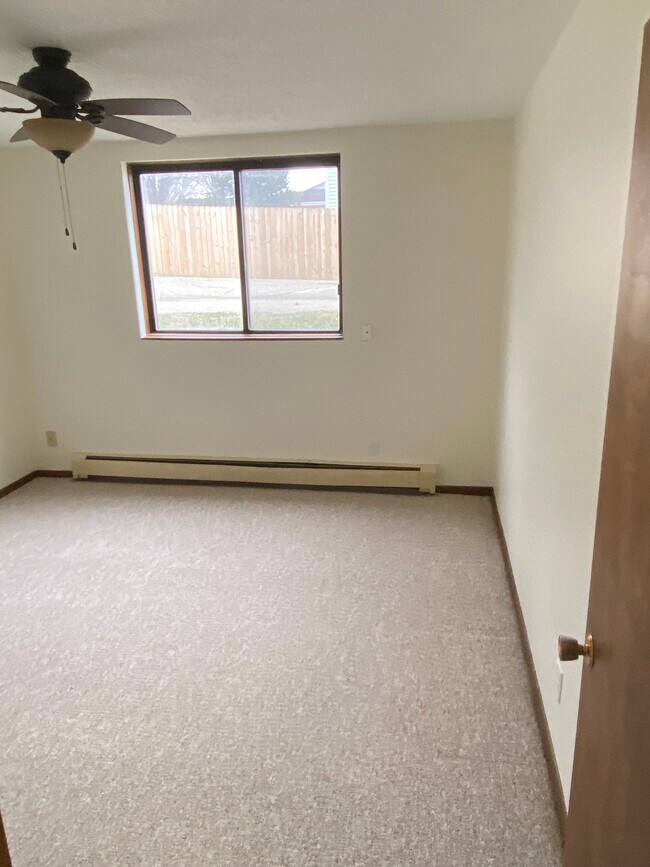 Front Bedroom - 1420 Daleview Dr