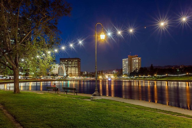 Building Photo - Top-Floor Apartment Near Lake Merritt