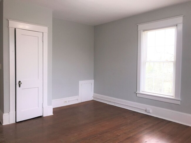 Building Photo - A Great Place to Call Home! Upstairs Apart...