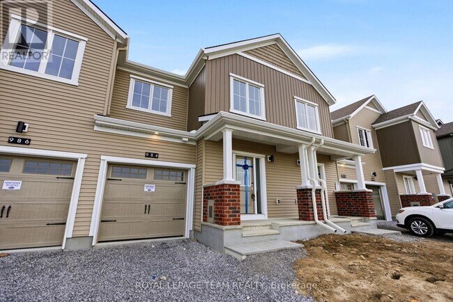 Building Photo - 984 De Pencier Dr