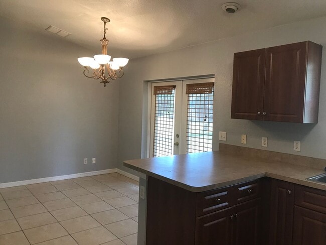Building Photo - Nice 3 bedroom, all tile floors! Englewood...