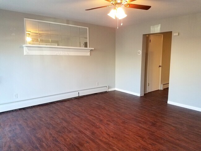 Building Photo - 3 Bedroom Available in August! One block f...