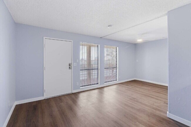 Foto del edificio - Top-floor studio apartment! Recently renovated with brand new flooring and paint throughout.