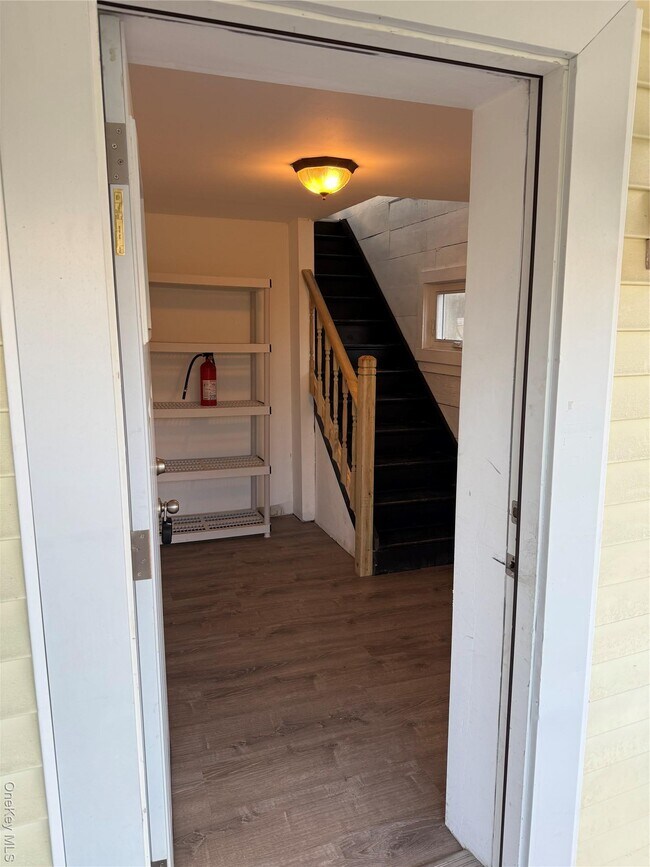 Foto del edificio - 619 Salt Point Turnpike