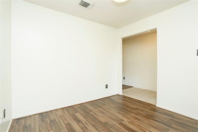 Foto del edificio - 1939 Wooded Acres Dr