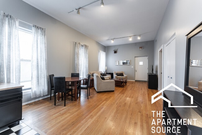 1R - 646 N Damen Ave