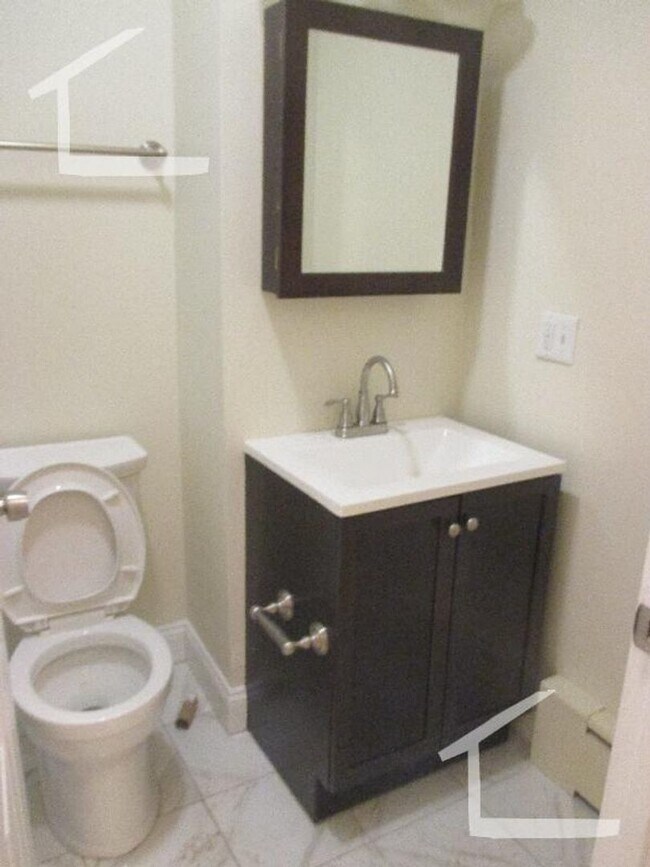 Foto del edificio - No Brokers Fee, No Security Deposit, Good Size Bedrooms, Laundry is in the Building