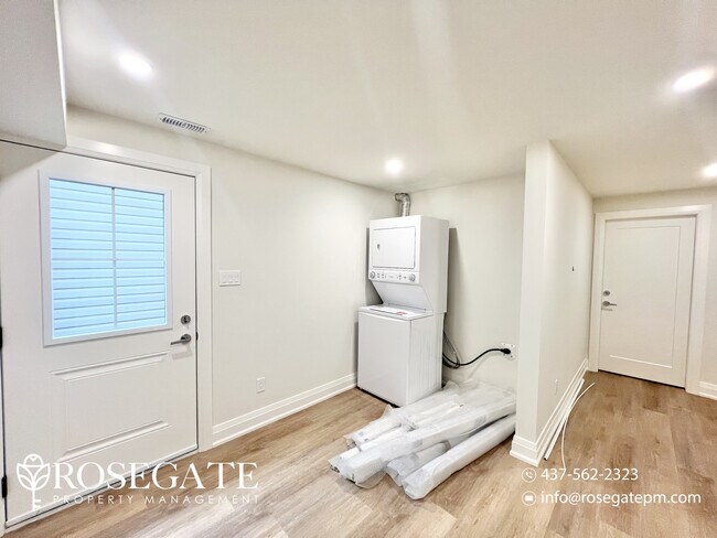 Photo du bâtiment - Huge 1-Bedroom Lower Unit in Guelph’s Char...