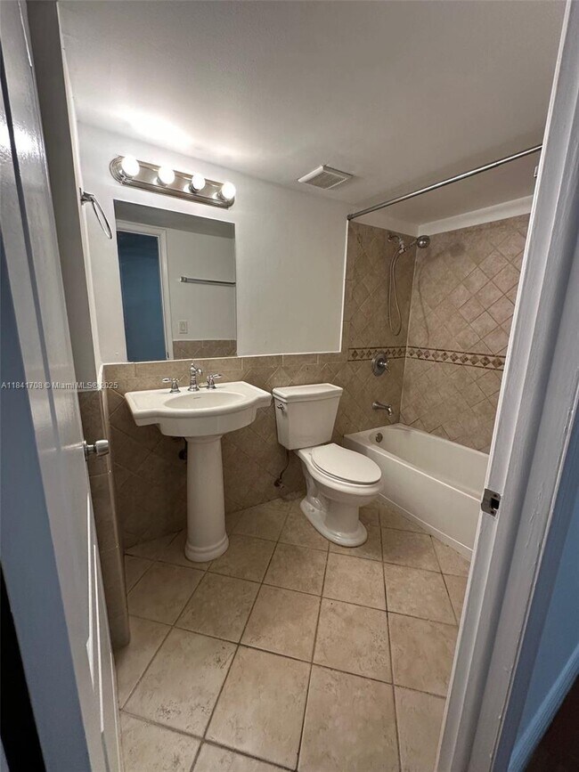 Foto del edificio - 7075 NW 186th St
