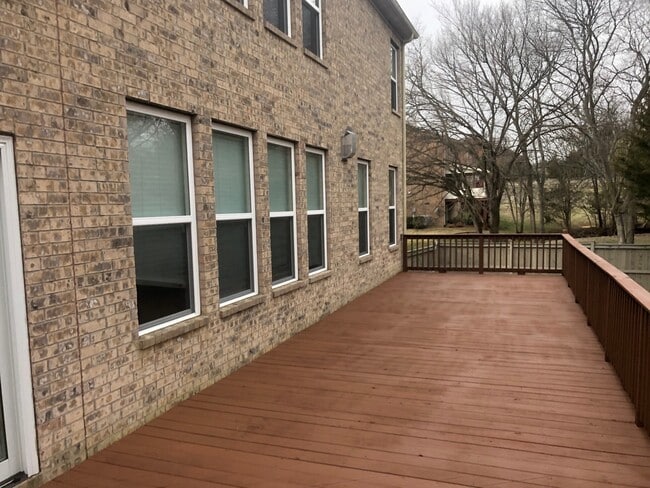 Cubierta - 93 Berry Hill Dr