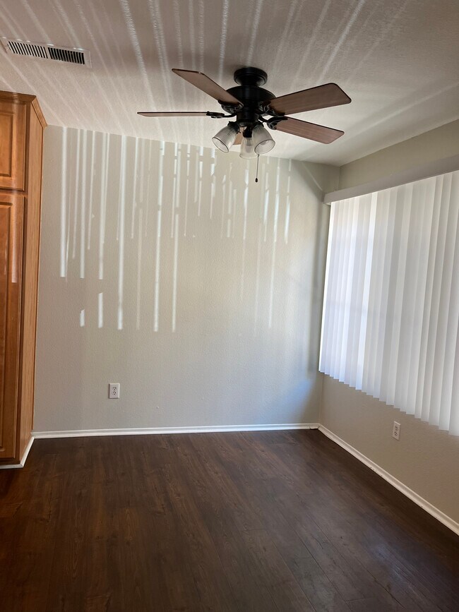 Dining area - 21225 Camelia