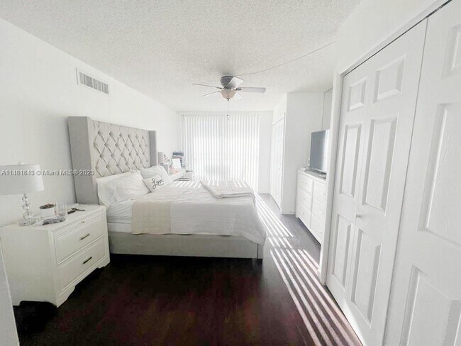 Foto del edificio - 701 Three Islands Boulevard