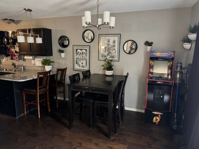 Dining area - 4430 104th St