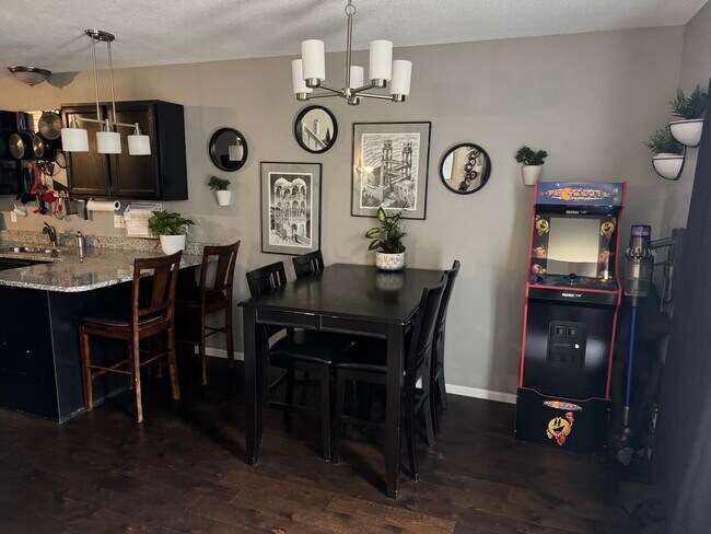 Área de comedor - 4430 104th St