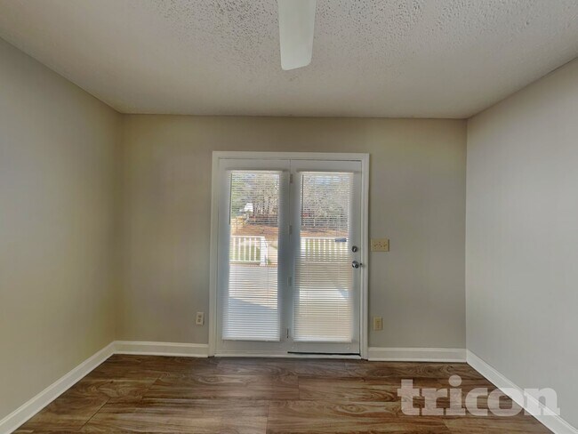 Foto del edificio - 812 N Royal Tower Dr