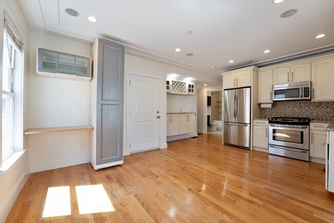 Building Photo - 105 D St