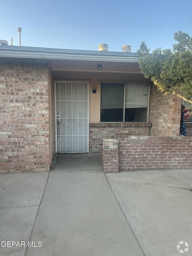 Building Photo - 2820 E Glen Dr