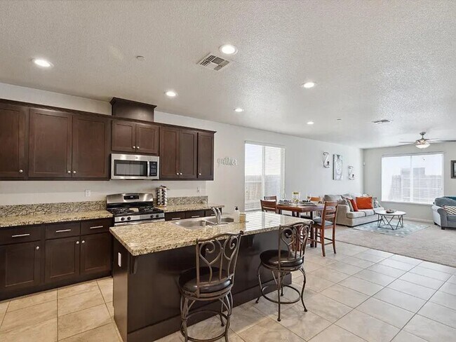 Foto del edificio - REDUCED!!! Lovely 3 Bedroom, 2 Bath Home For Rent