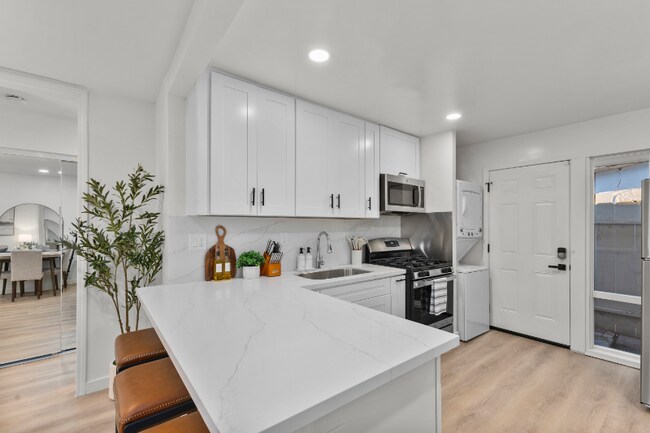 Building Photo - 4442 Clairemont Dr