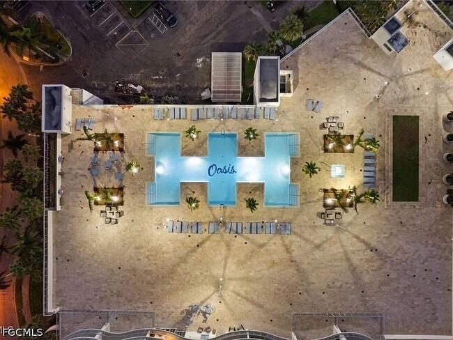 Foto del edificio - 3000 Oasis Grand Blvd