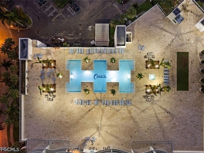 Building Photo - 3000 Oasis Grand Blvd