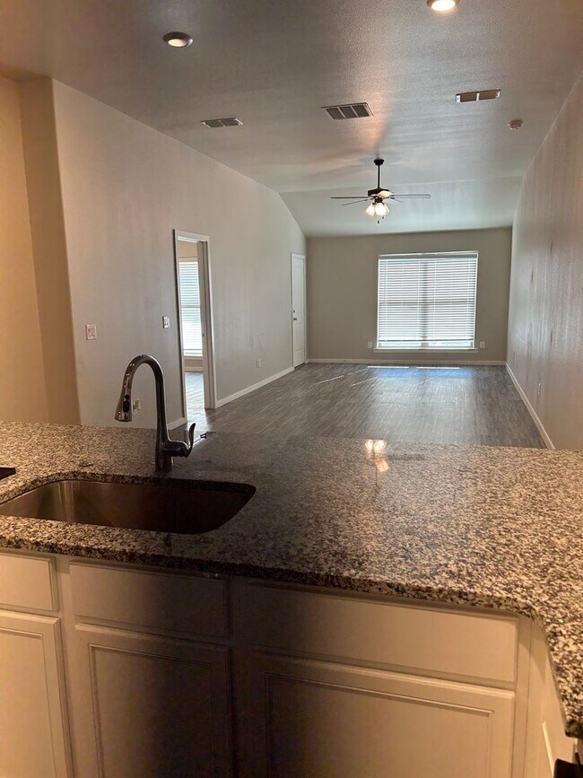 Foto del edificio - 3 bed 2 bath Duplex  Available 9/10!