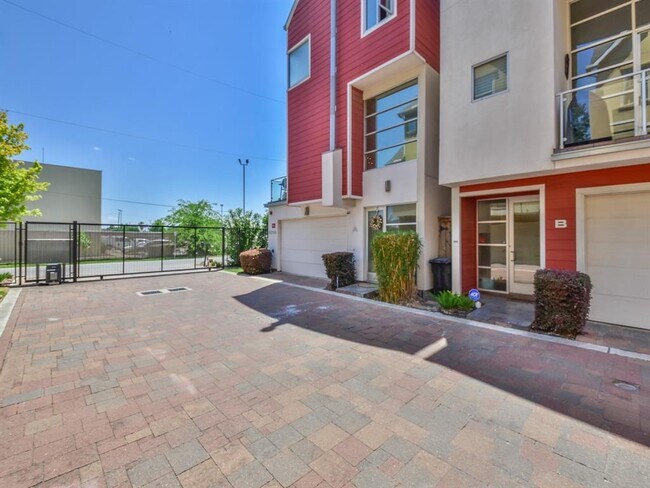 Foto del edificio - 6014 Fairdale Ln