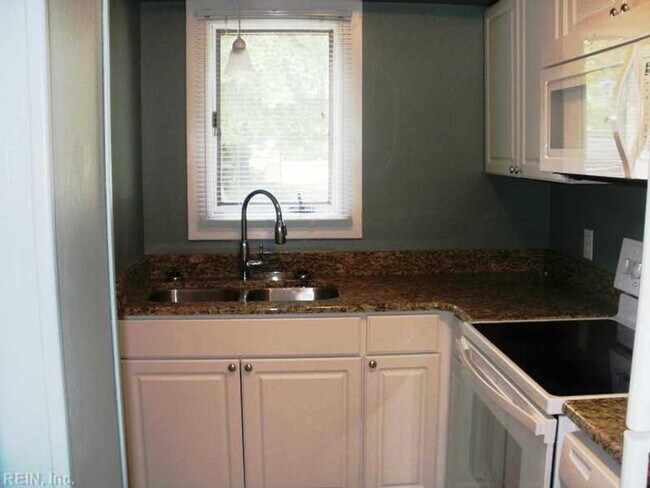 Foto del edificio - 2 BED / 1.5 BATH CONDO