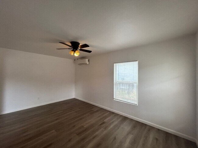 Building Photo - Charming 3 Bed, 2 Bath Home + Bonus 1 Bed/...
