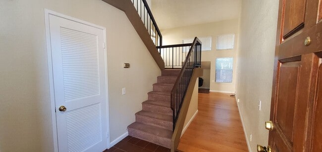 Building Photo - Charming 3BD/2.5BTH Townhome For Rent