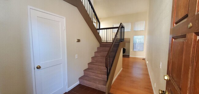 Foto del edificio - Charming 3BD/2.5BTH Townhome For Rent