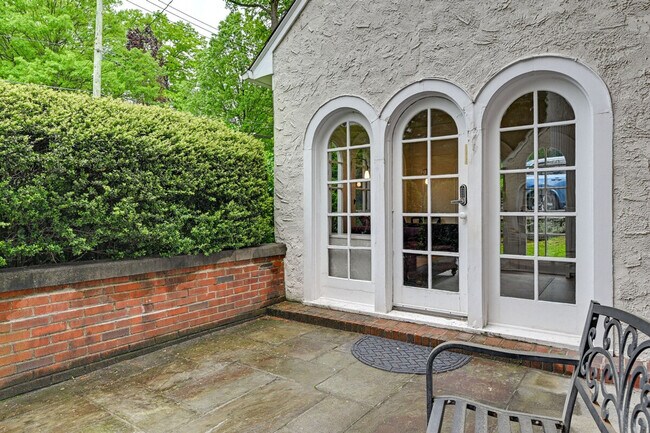 Building Photo - 518 Cortlandt Ave