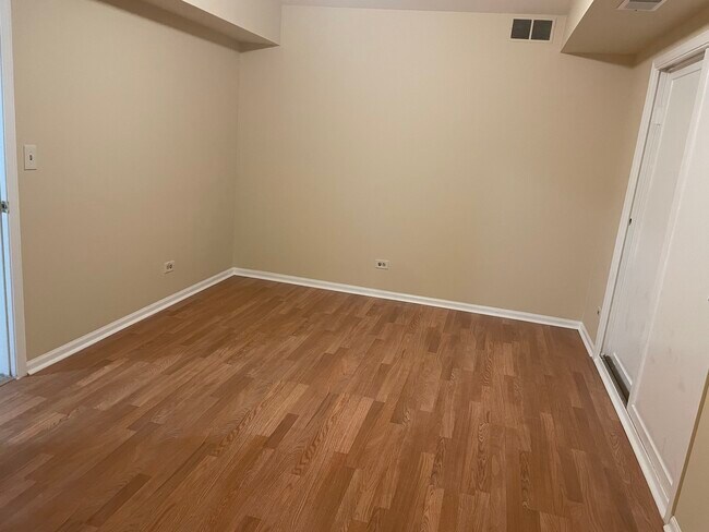 Foto del edificio - 5753 W Higgins Ave
