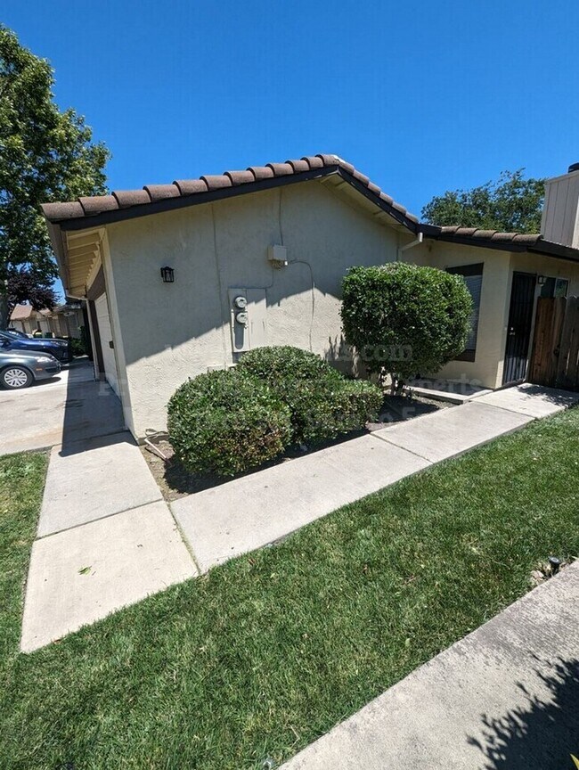 Building Photo - 8824 Fox Creek Dr