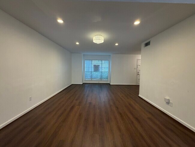 Building Photo - 12925 Trail Hollow Dr