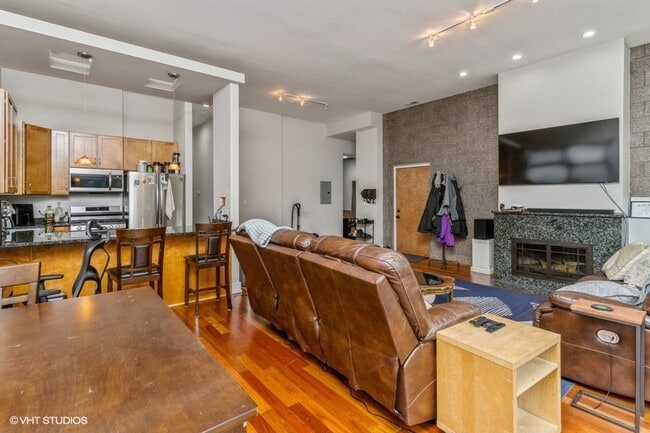 Building Photo - 902 N Elston Ave