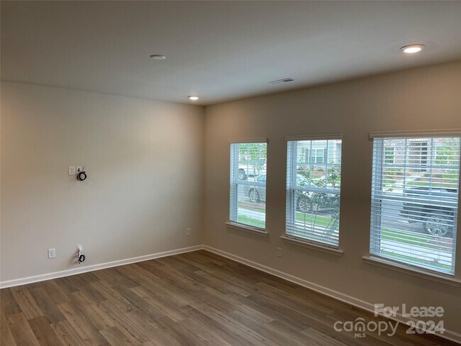 Building Photo - 318 Planters Trace Ln