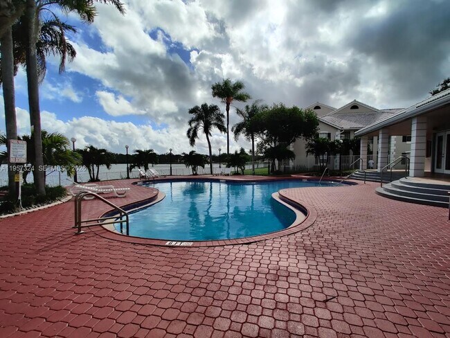 Foto del edificio - 2890 N Oakland Forest Dr