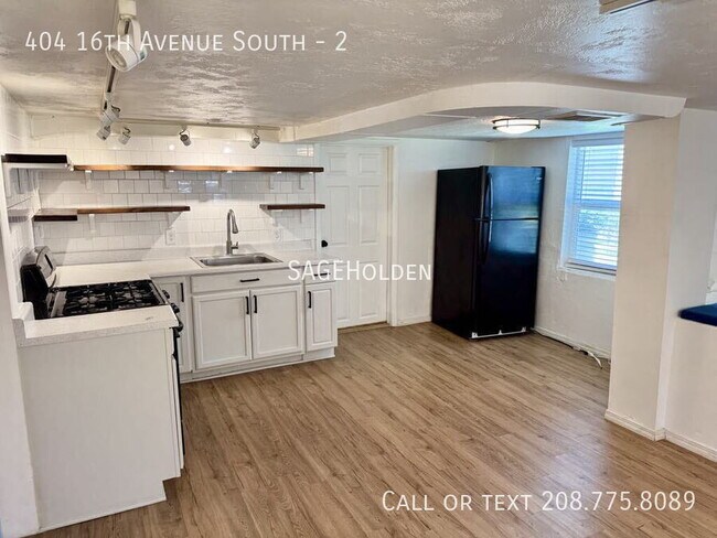 Building Photo - 404 16th Ave S