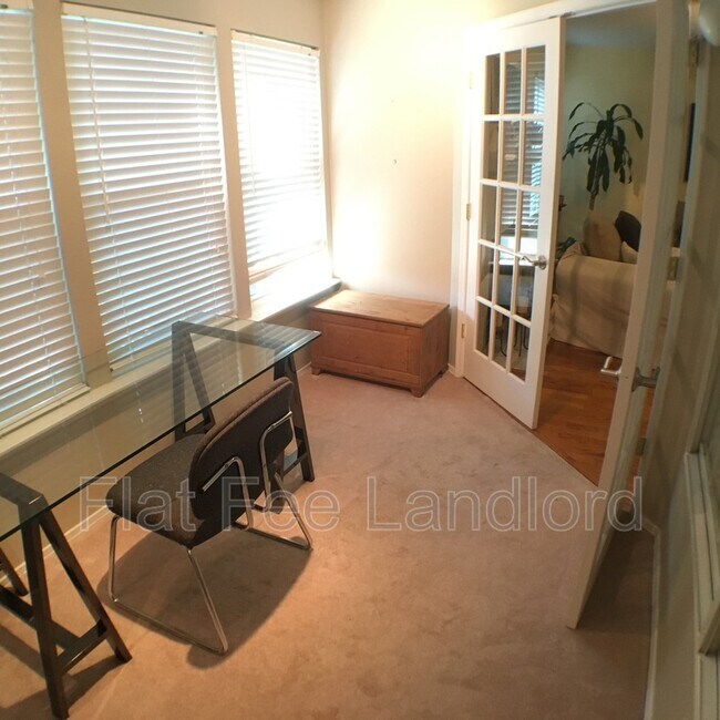 Foto del edificio - 3309 Wyndham Cir