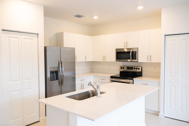 Foto del edificio - 3 br, 2.5 bath Townhome - 11833 NW 47th Mnr