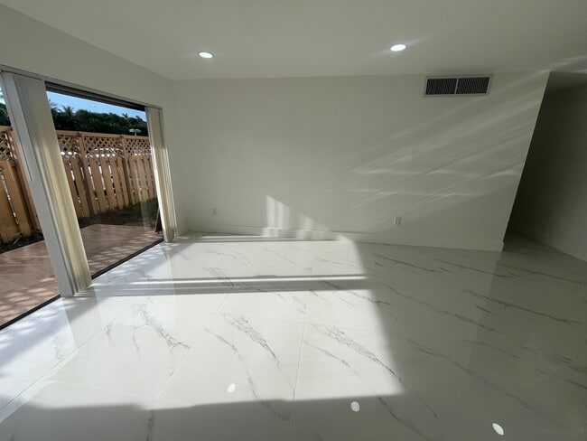Foto del edificio - 4594 NW 79th Ave