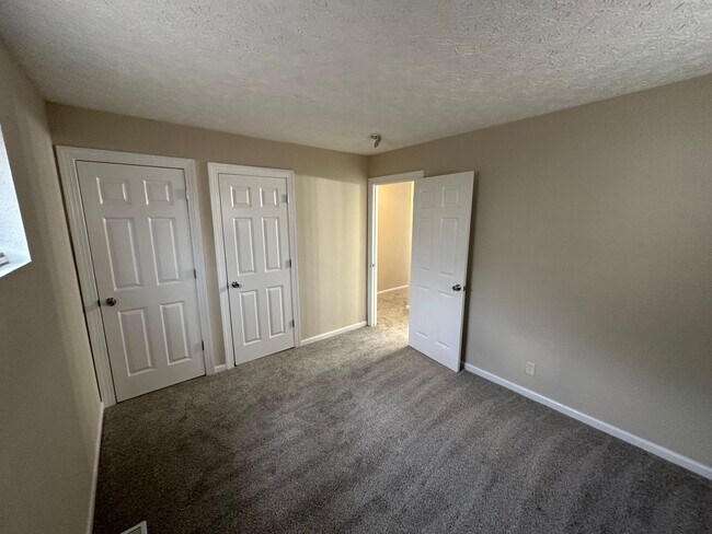 Foto del edificio - 3 Bed / 1.5 Bath Home located in Lawrence Township!